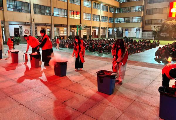 9.各班主任演练使用灭火器 9.各班主任演练使用灭火器